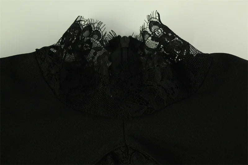 Tubino Nero Aderente con Dettagli in Pizzo e Cut-out a Cuore
