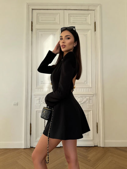 Abito Corto Elegante Nero con Dettagli Metallici e Maniche a Campan