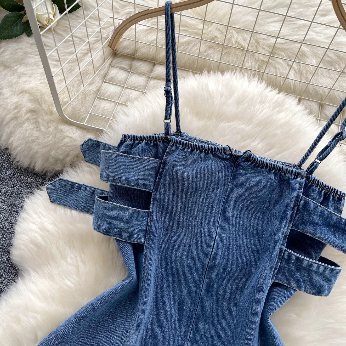Top in Denim Asimmetrico con Fibbie e Bordi Sfrangiati