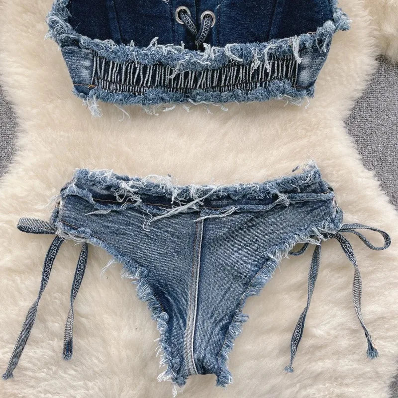 Bikini in Denim Sfrangiato con Intreccio Frontale