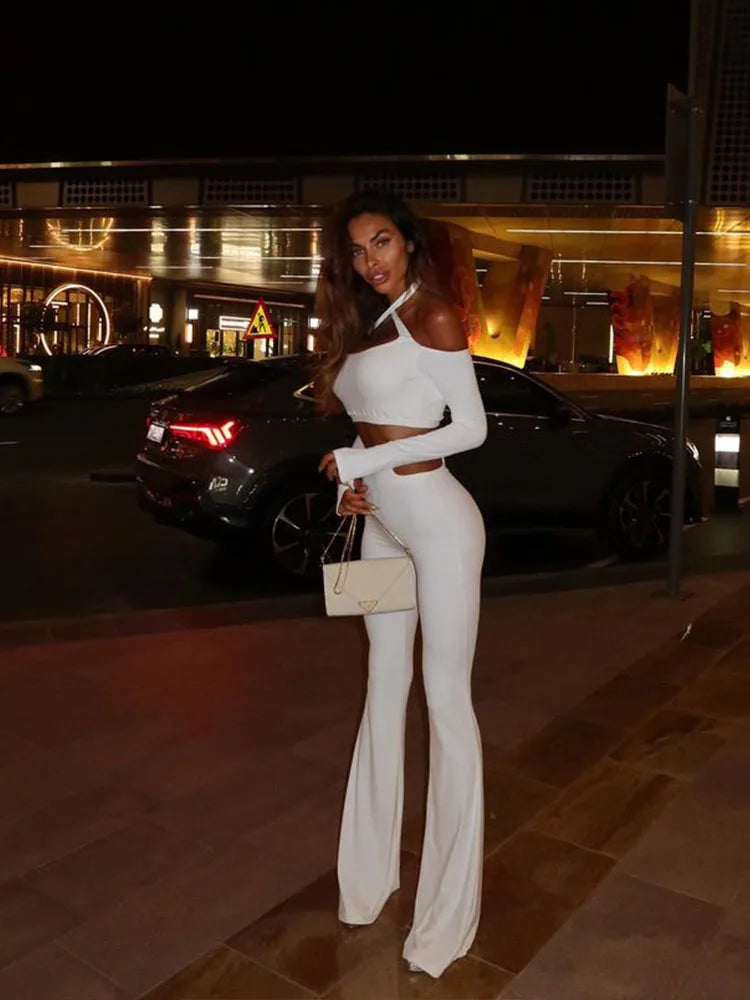 Top Cut-Out e Pantaloni Flare Vita Bassa