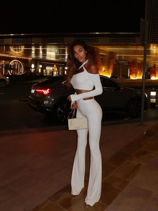 Top Cut-Out e Pantaloni Flare Vita Bassa
