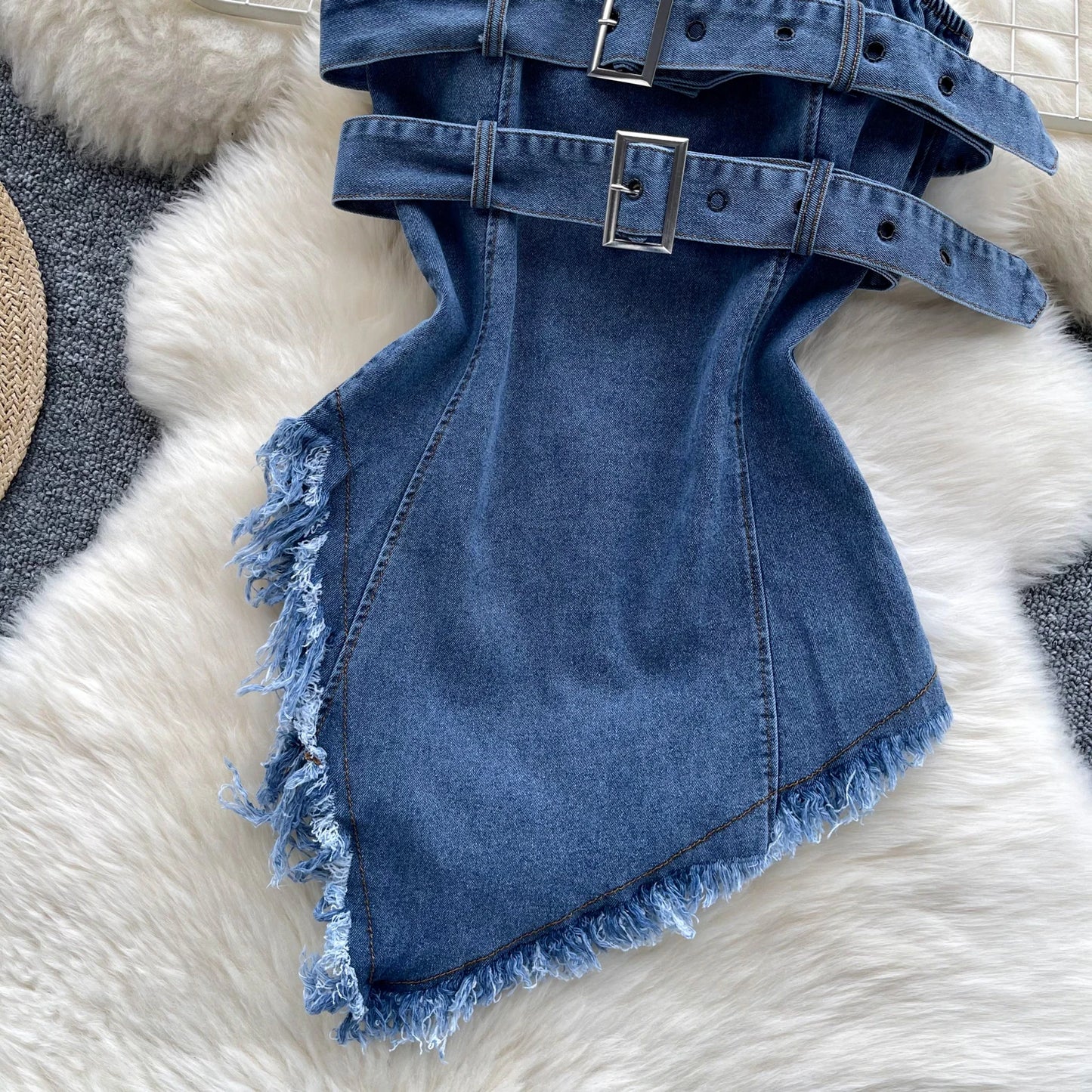Top in Denim Asimmetrico con Fibbie e Bordi Sfrangiati