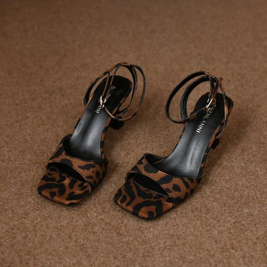 Scarpe Eleganti con Tacco a Rocchetto e Cinturino