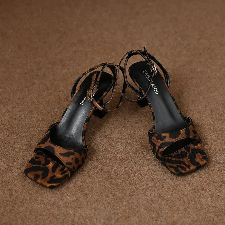 Scarpe Eleganti con Tacco a Rocchetto e Cinturino