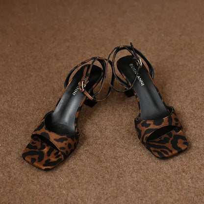 Scarpe Eleganti con Tacco a Rocchetto e Cinturino