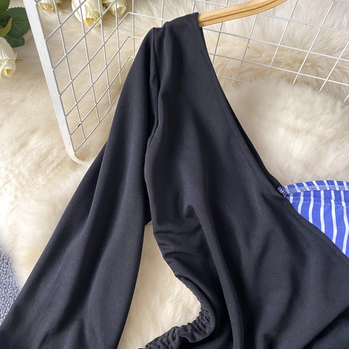 Vestito con Dettaglio Camicia Rigata e Drappeggio