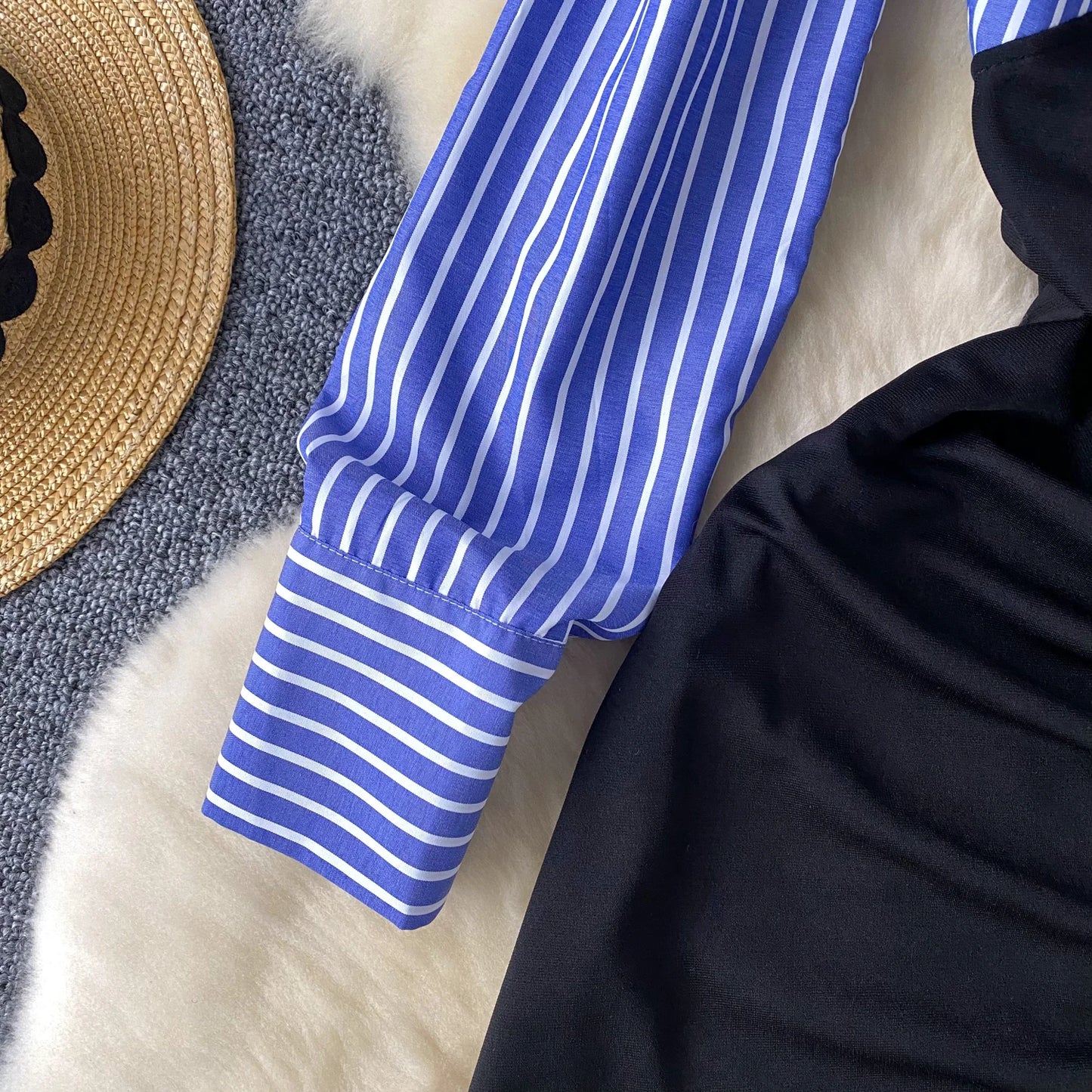 Vestito con Dettaglio Camicia Rigata e Drappeggio