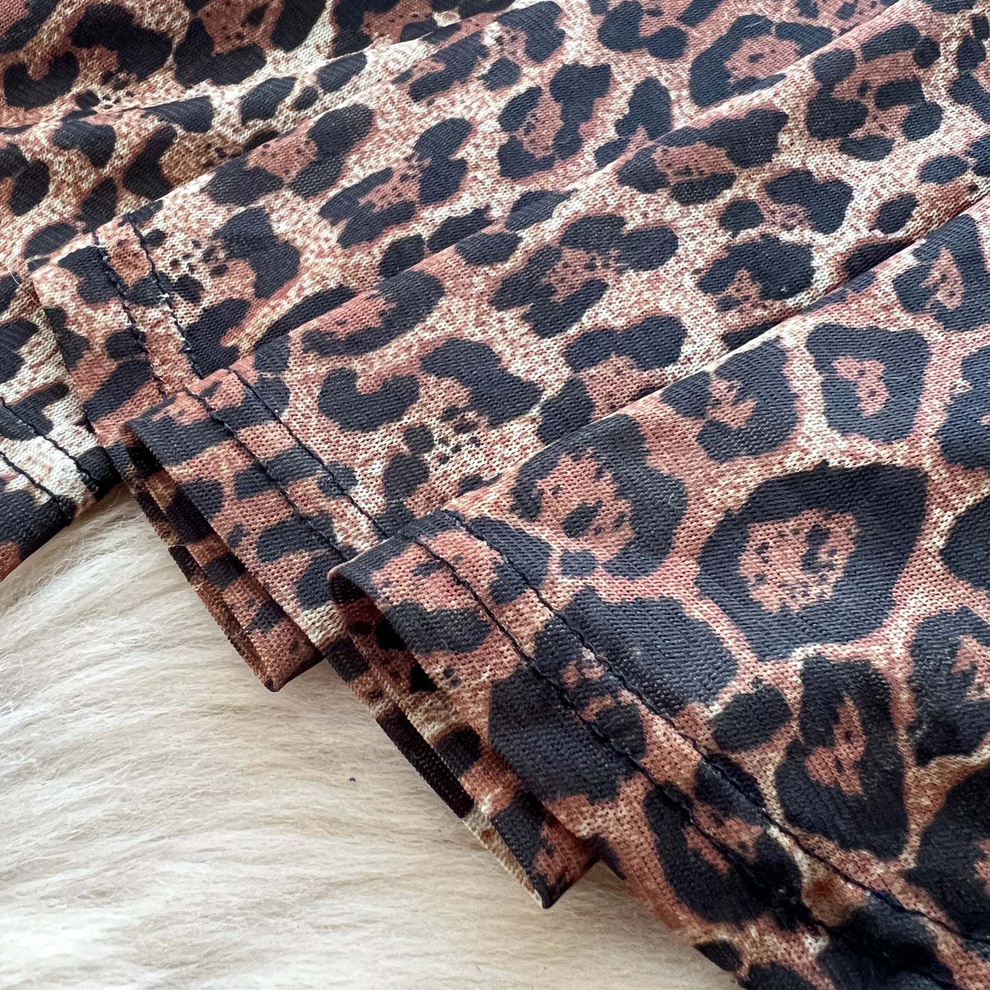 Completo Coordinato Leopardato: Top a Canotta e Pantaloni a Zampa