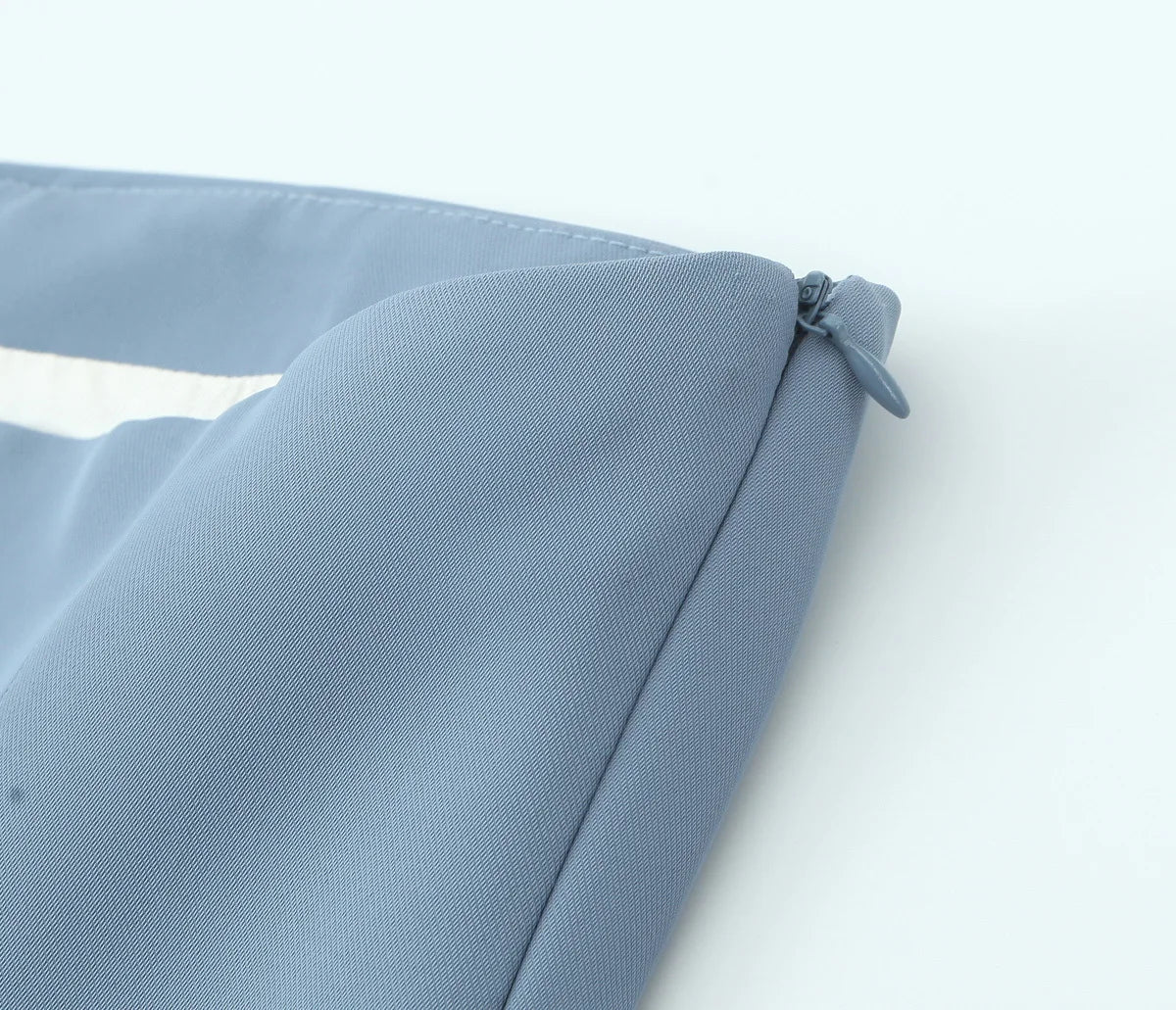 Top a Fascia Drappeggiato e Pantalone Sartoriale
