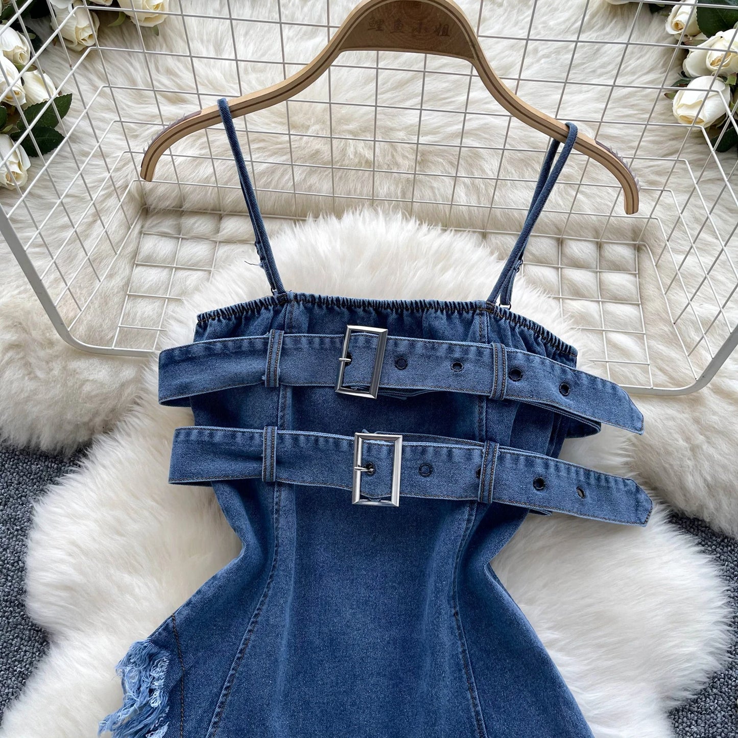 Top in Denim Asimmetrico con Fibbie e Bordi Sfrangiati