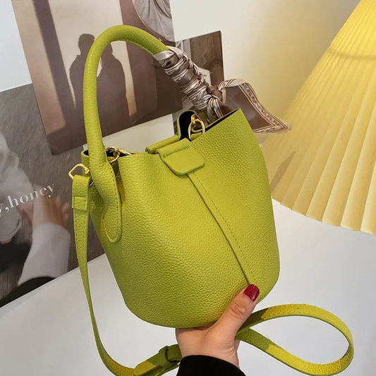Borsa a Secchiello "Chic Silk" con Manico Intrecciato e Foulard