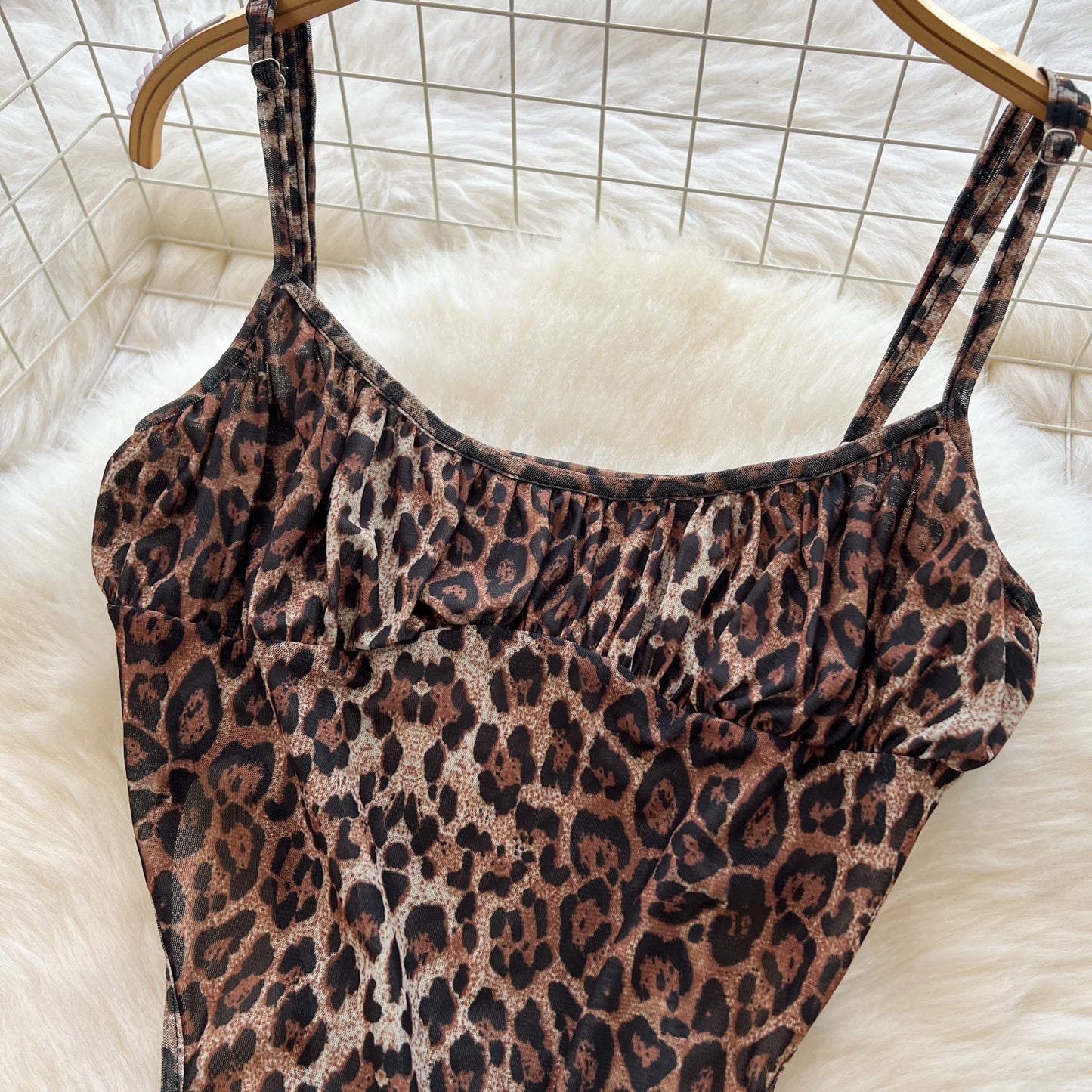 Completo Coordinato Leopardato: Top a Canotta e Pantaloni a Zampa