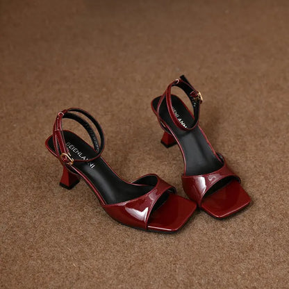 Scarpe Eleganti con Tacco a Rocchetto e Cinturino