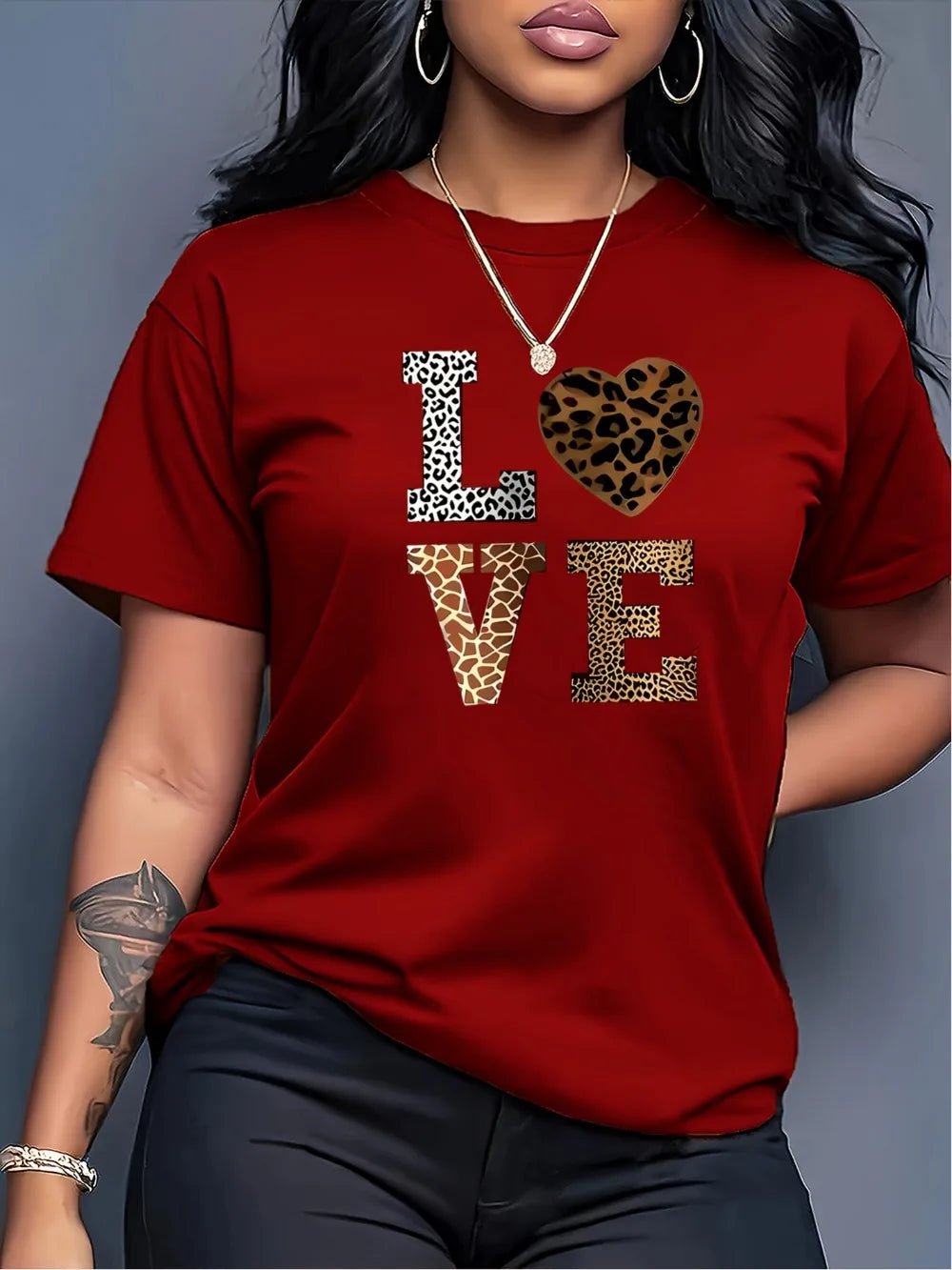 T-shirt Donna "LOVE" con Scritta Animalier e Cuore Leopardato