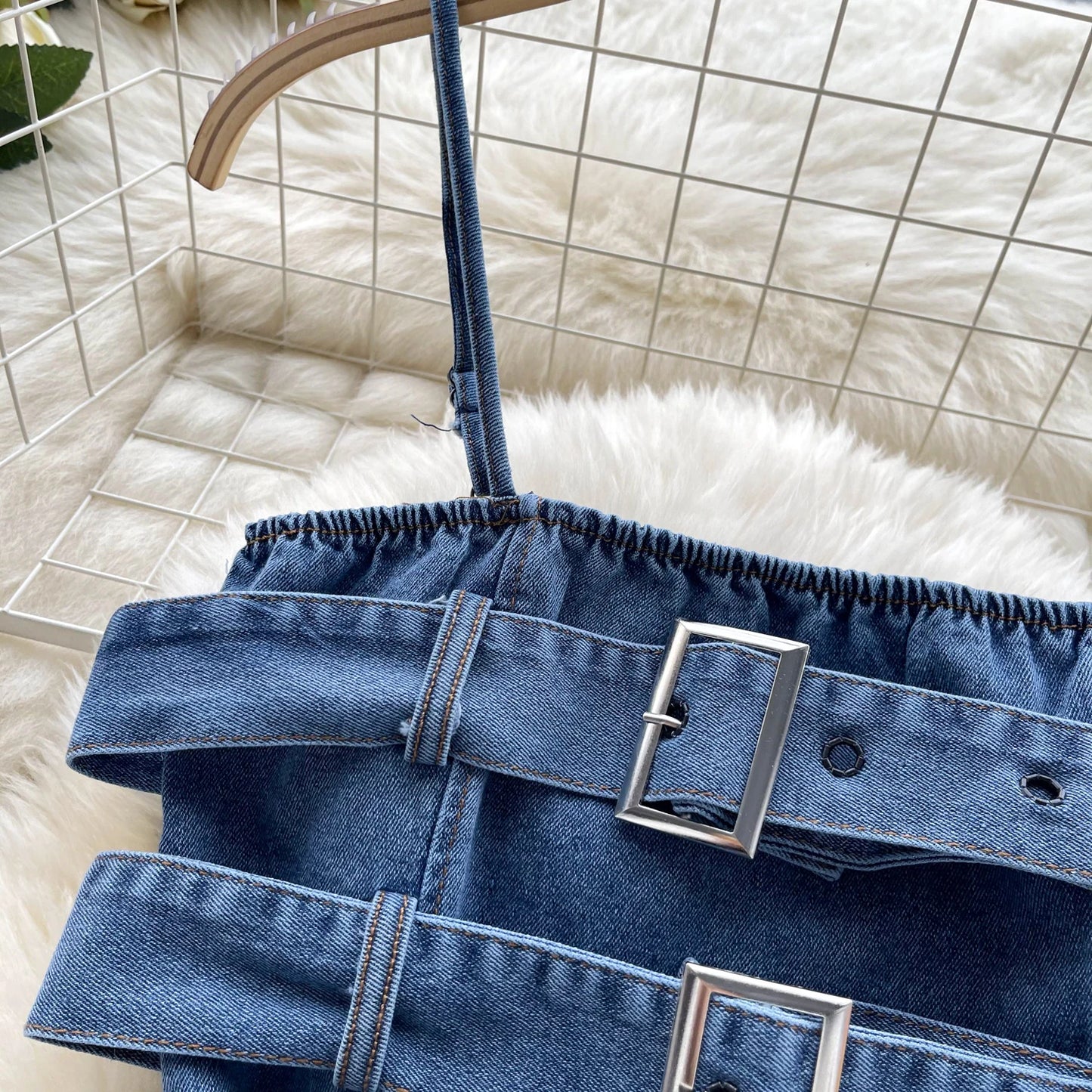 Top in Denim Asimmetrico con Fibbie e Bordi Sfrangiati