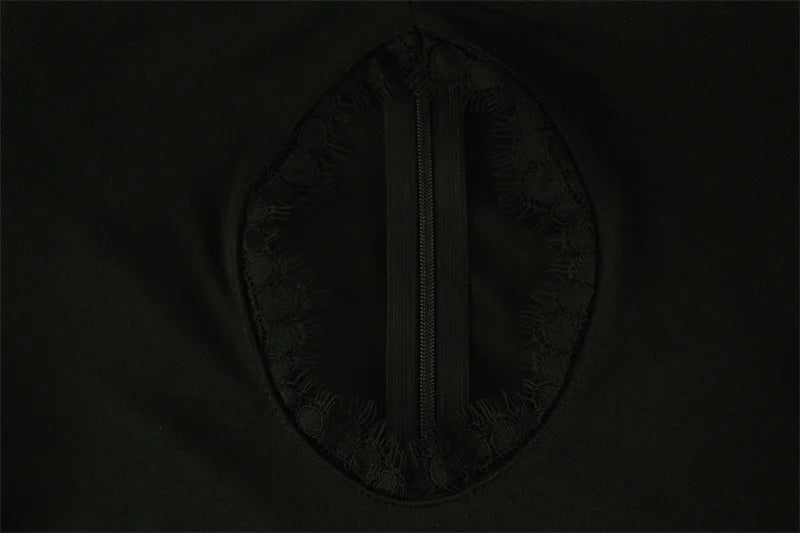 Tubino Nero Aderente con Dettagli in Pizzo e Cut-out a Cuore