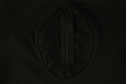 Tubino Nero Aderente con Dettagli in Pizzo e Cut-out a Cuore