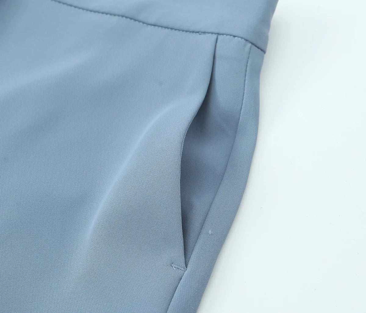 Top a Fascia Drappeggiato e Pantalone Sartoriale