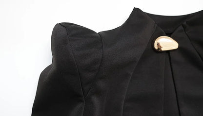 Abito Corto Elegante Nero con Dettagli Metallici e Maniche a Campan