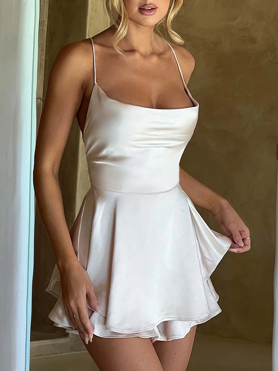 Tutina Elegante in Raso con Scollo a Cappuccio e Schiena Scoperta