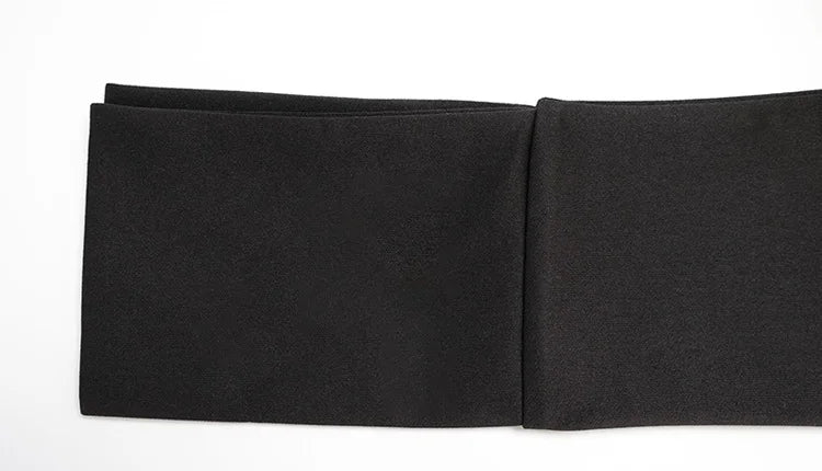 Abito Corto Elegante Nero con Dettagli Metallici e Maniche a Campan