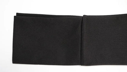 Abito Corto Elegante Nero con Dettagli Metallici e Maniche a Campan