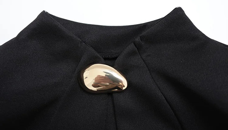 Abito Corto Elegante Nero con Dettagli Metallici e Maniche a Campan