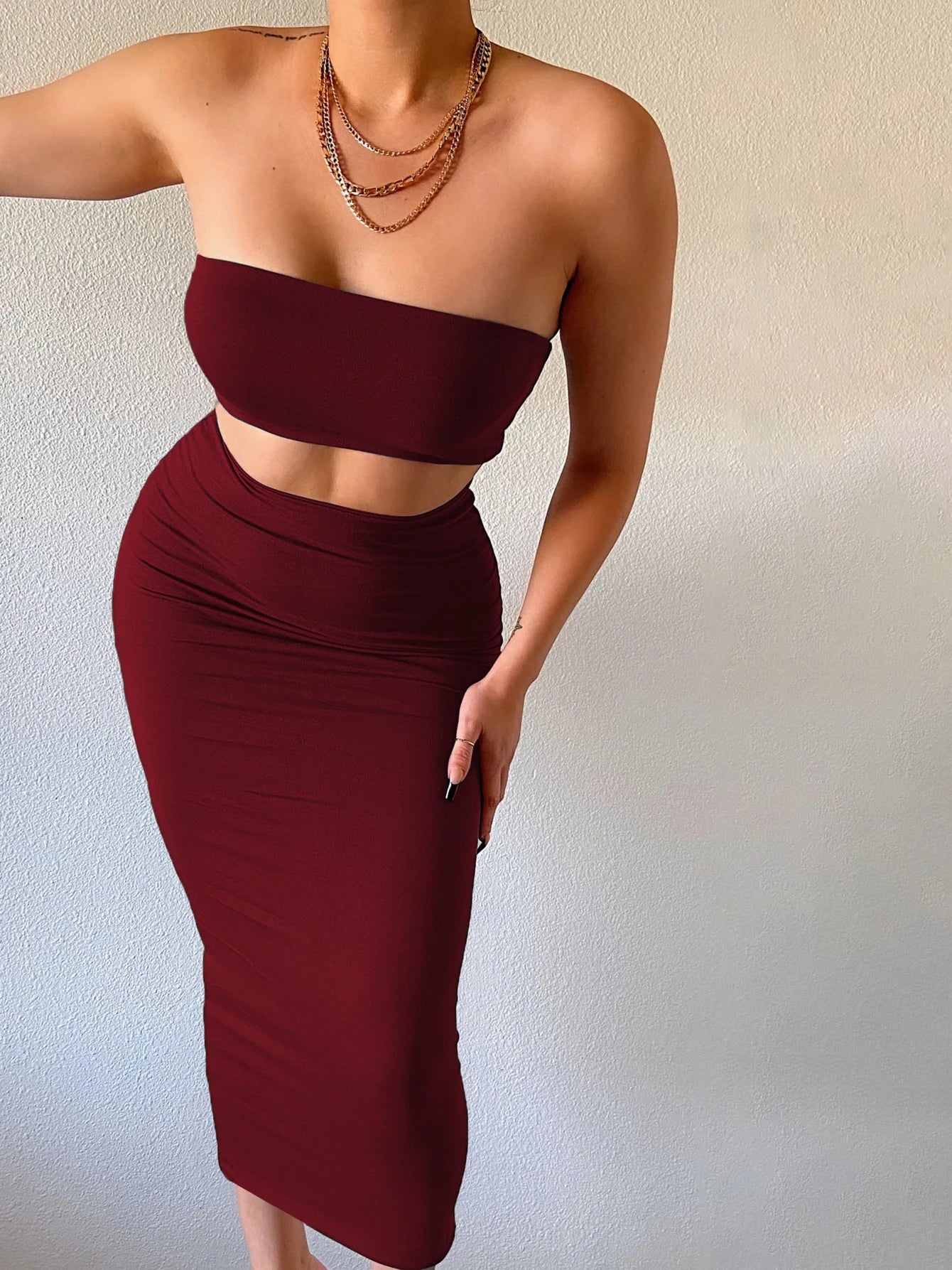 Completo 2 Pezzi donna: top a fascia e gonna midi aderente
Ideale per party e uscite serali