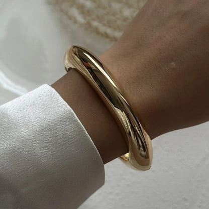 Bracciale Rigido Scultoreo in Oro Lucido