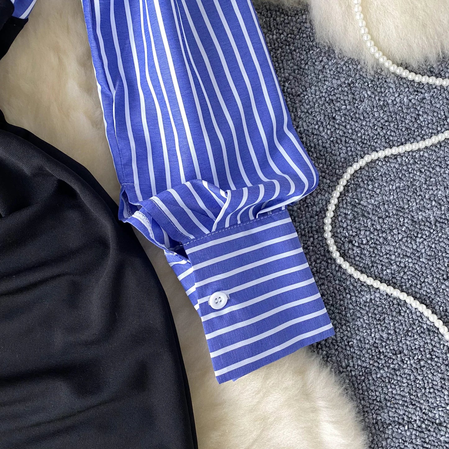 Vestito con Dettaglio Camicia Rigata e Drappeggio