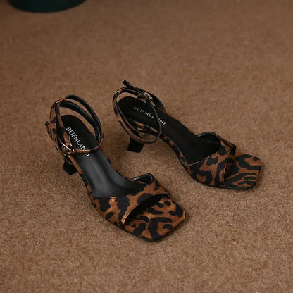 Scarpe Eleganti con Tacco a Rocchetto e Cinturino