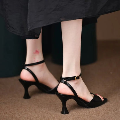 Scarpe Eleganti con Tacco a Rocchetto e Cinturino