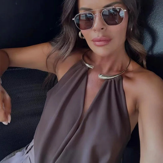 Top Halter Marrone con Scollatura a Goccia e Dettaglio Gold
