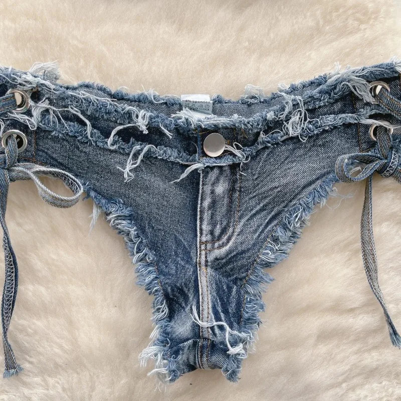 Bikini in Denim Sfrangiato con Intreccio Frontale