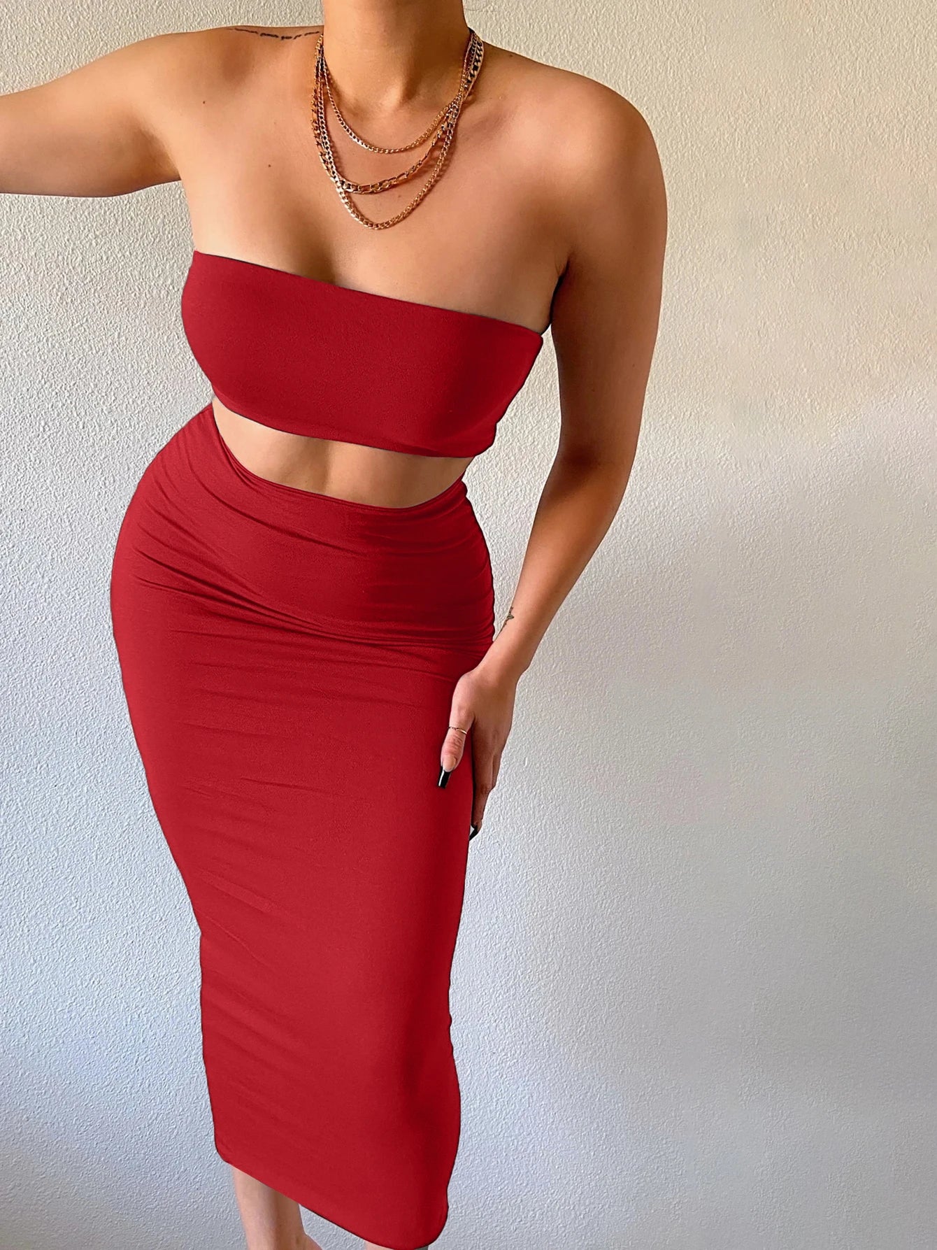 Completo 2 Pezzi donna: top a fascia e gonna midi aderente
Ideale per party e uscite serali