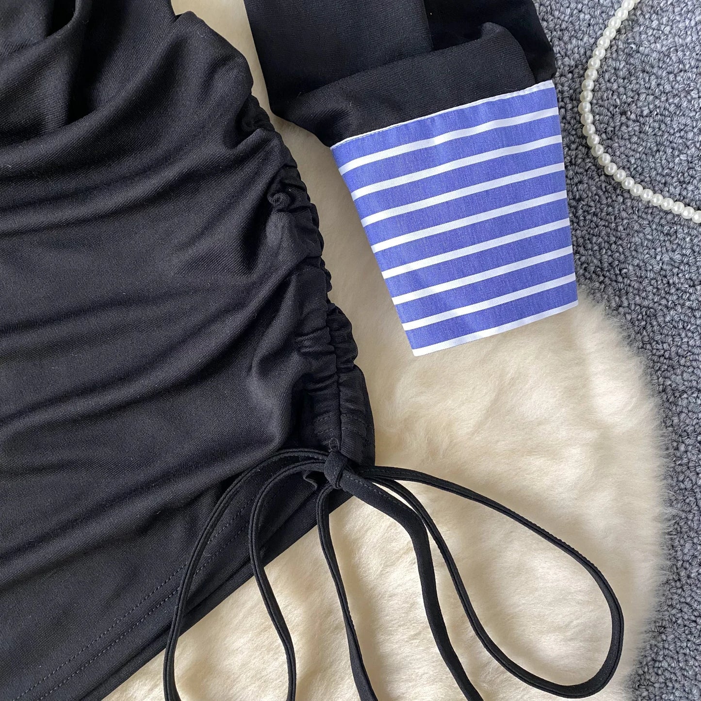 Vestito con Dettaglio Camicia Rigata e Drappeggio
