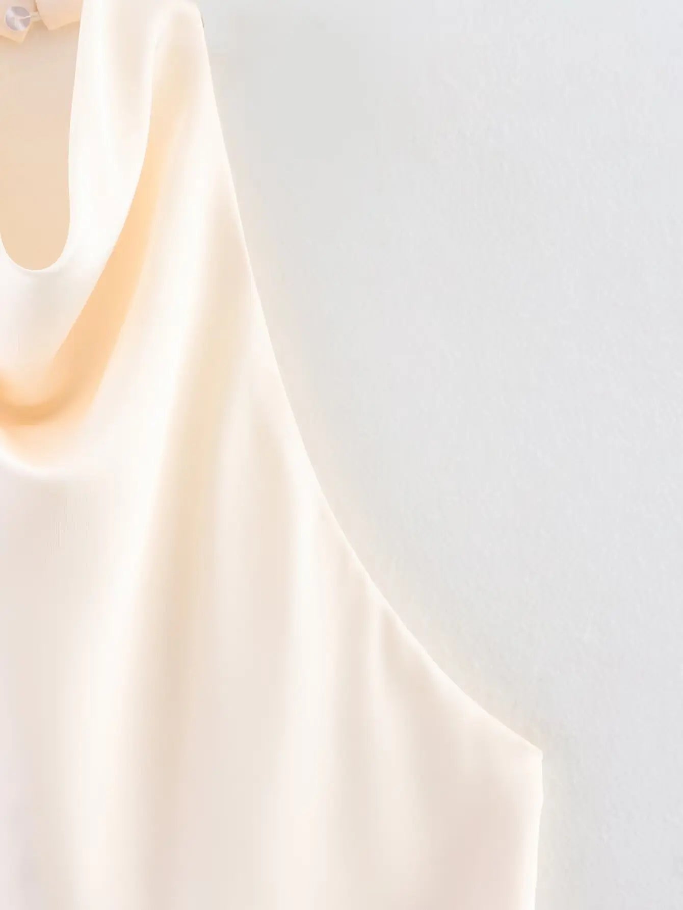 Haut élégant à col roulé sans manches pour femme