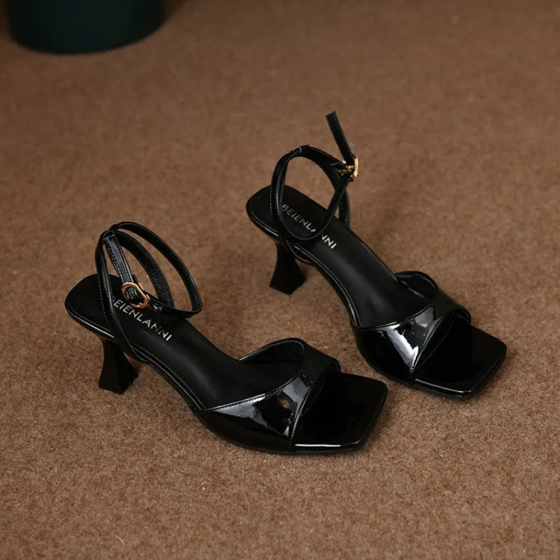 Scarpe Eleganti con Tacco a Rocchetto e Cinturino