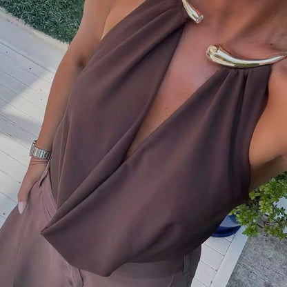 Top Halter Marrone con Scollatura a Goccia e Dettaglio Gold
