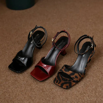 Scarpe Eleganti con Tacco a Rocchetto e Cinturino