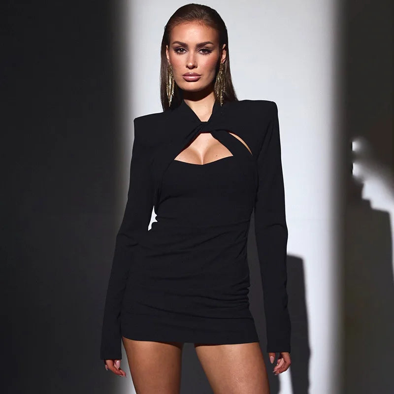 Abito Corto Nero con Cut-Out Incrociato e Spalline Strutturate