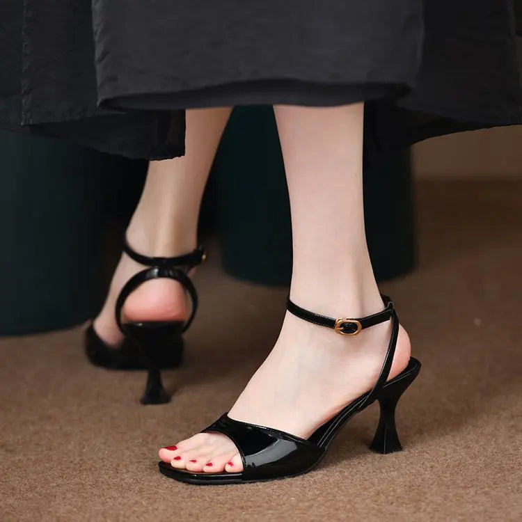Scarpe Eleganti con Tacco a Rocchetto e Cinturino