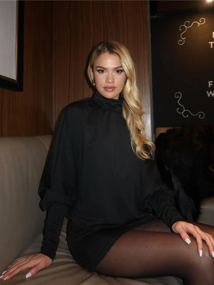 Abito Corto Nero a Collo Alto con Schiena Scoperta
