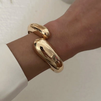 Bracciale Rigido Scultoreo in Oro Lucido