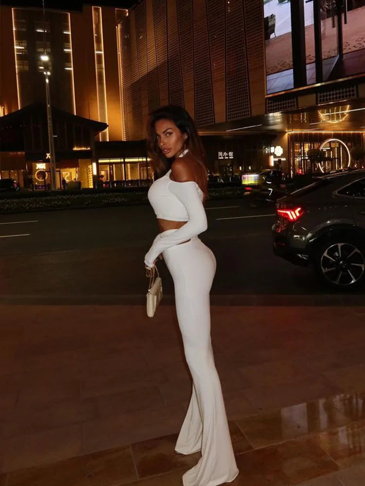 Top Cut-Out e Pantaloni Flare Vita Bassa