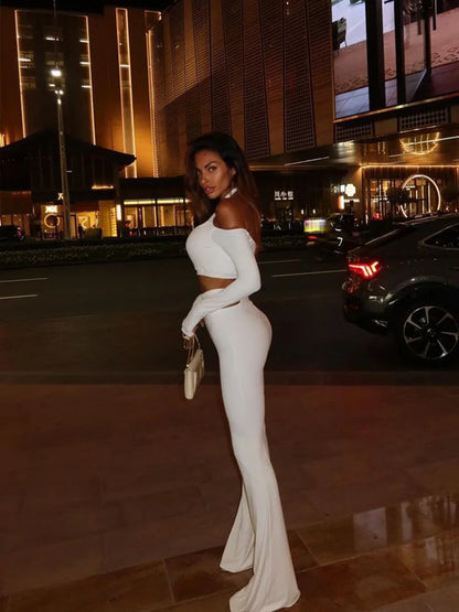 Top Cut-Out e Pantaloni Flare Vita Bassa