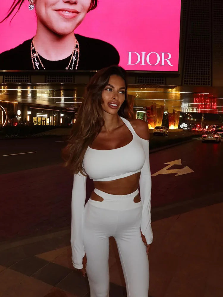 Top Cut-Out e Pantaloni Flare Vita Bassa