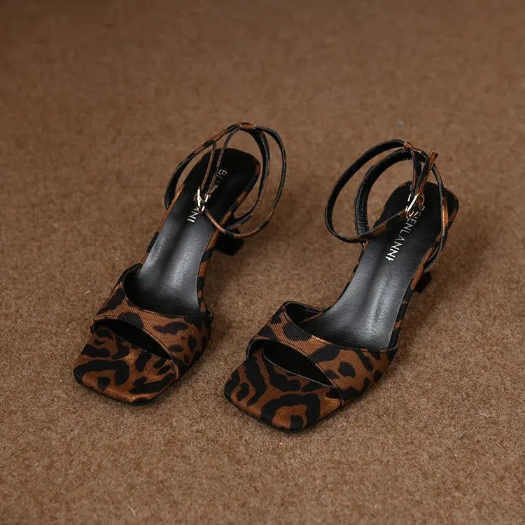 Scarpe Eleganti con Tacco a Rocchetto e Cinturino