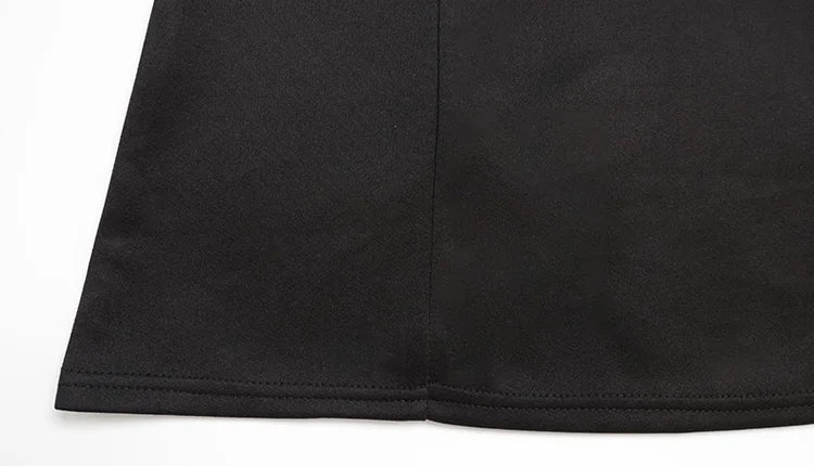Abito Corto Elegante Nero con Dettagli Metallici e Maniche a Campan